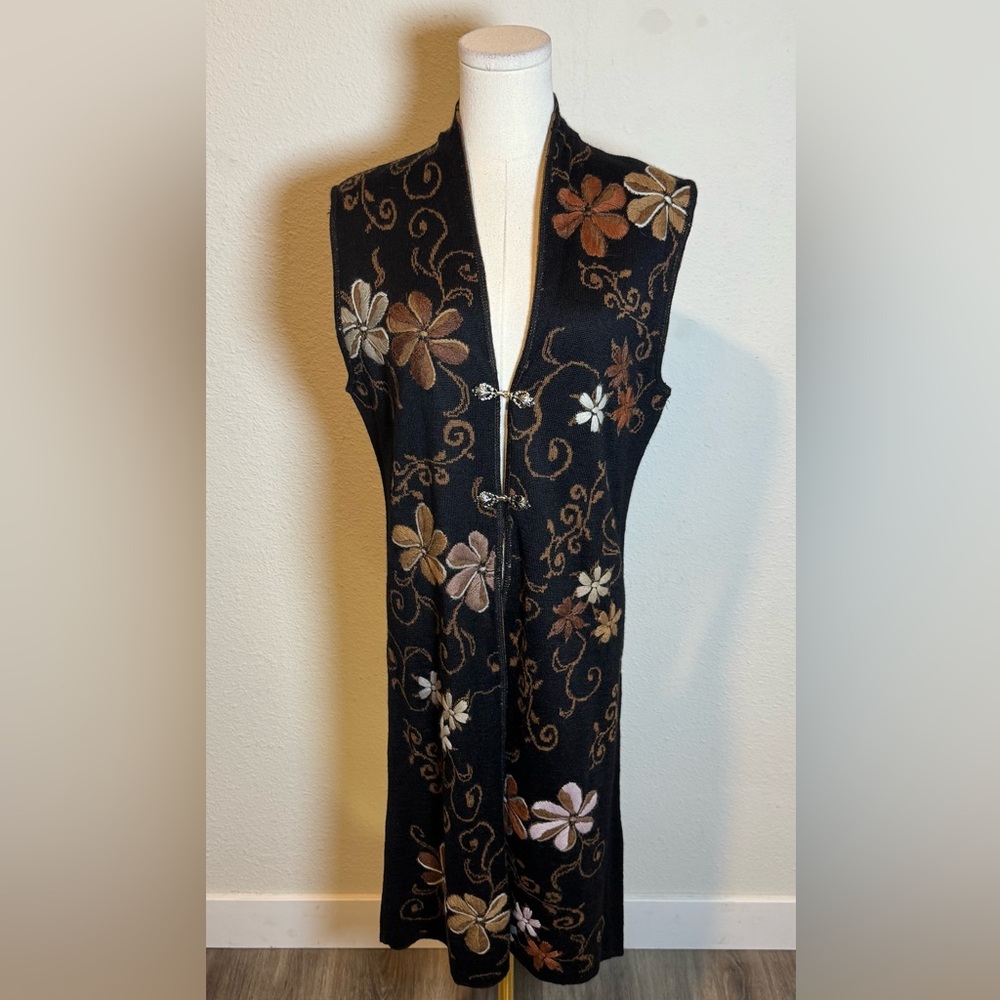 NWT Tey-Art Alpaca Blend Floral Embroidered Vest size Medium - Picture 3 of 15